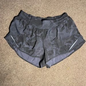 Lululemon Hotty Hot shorts 2.5